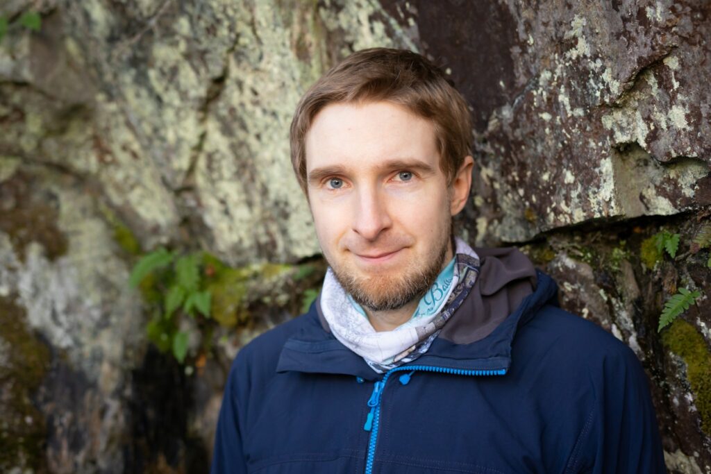 Kuvassa Teemu Saloriutta lähikuvassa luonnossa.